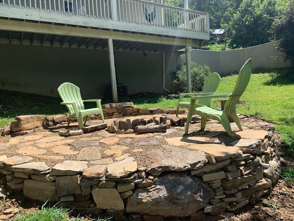 Spectacular 4BR Mountain Home Sleeps 12