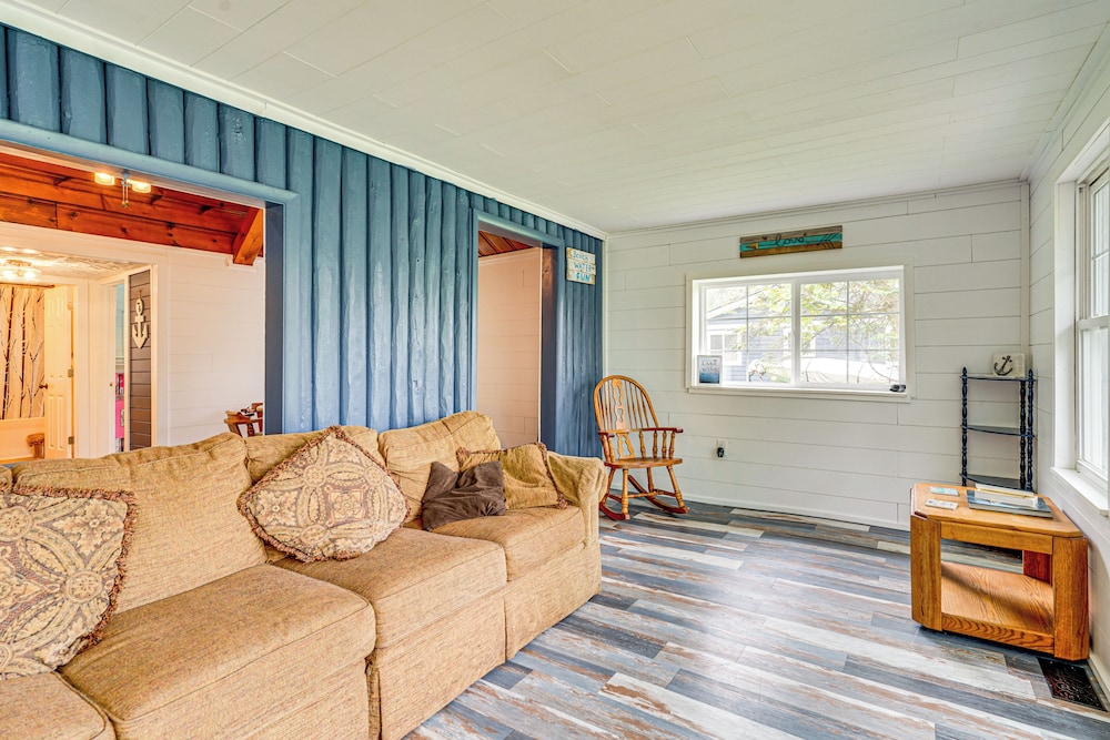 Walk to Cranberry Lake: Quaint Family Cottage
