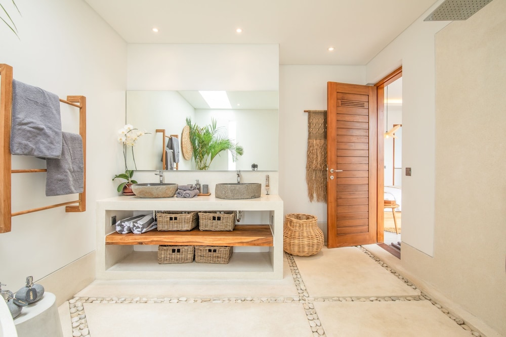 sol N1 Incredible 4 Bds Villa Near Finns Club