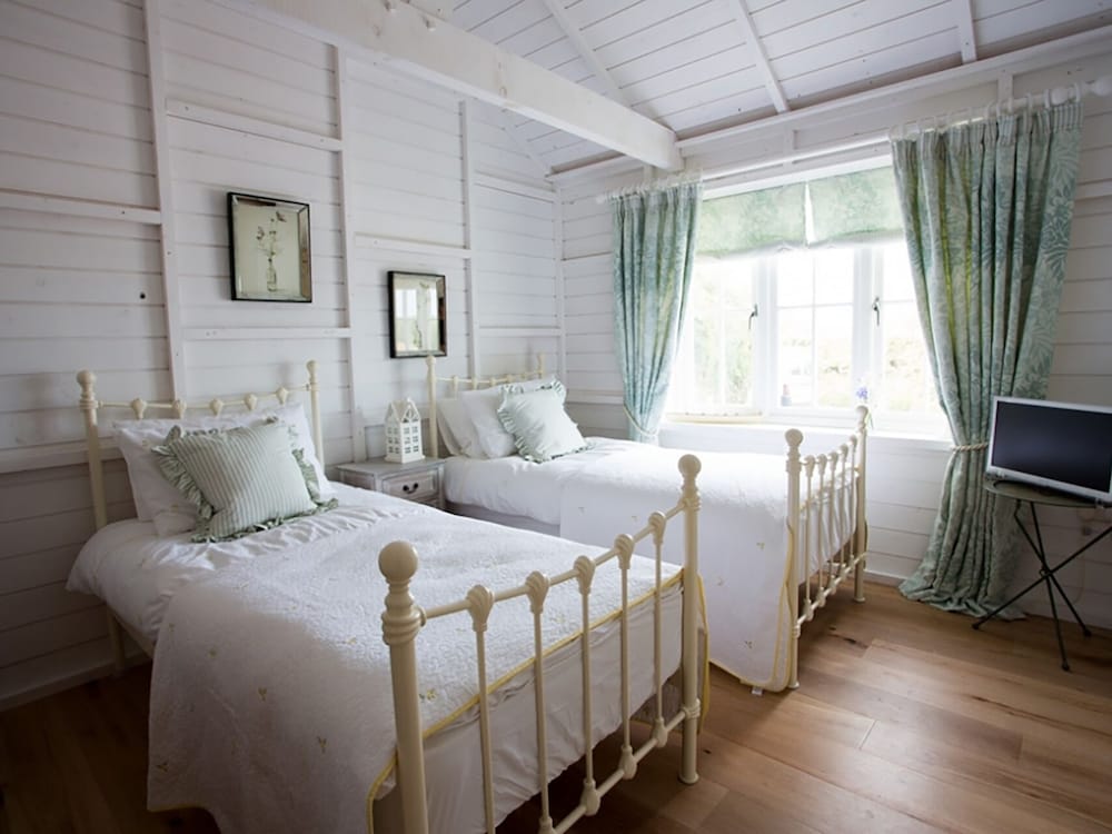 Lligwy Beach Cottage view 3