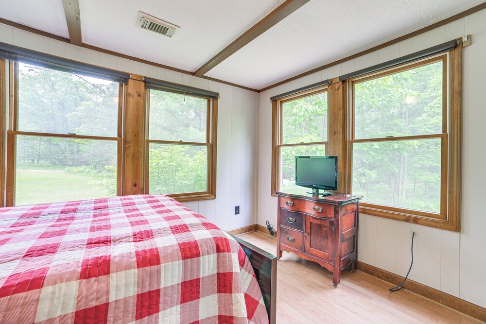 16 Mi to Clear Lake State Park: Secluded Cabin