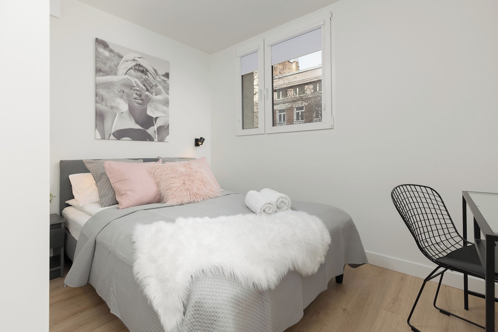 Nowogrodzka Apartment by Renters view 2