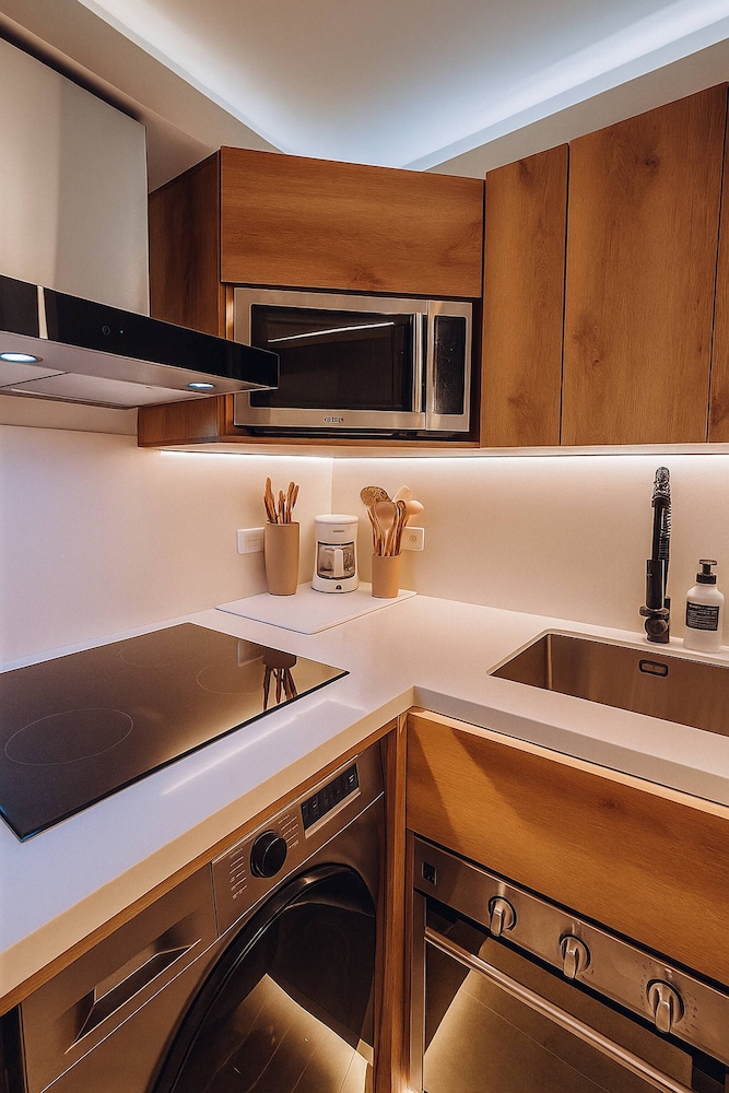 Stylish 1BR Getaway, Jacuzzi, Fireplace, Gym and AC
