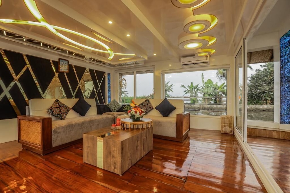Cosy Houseboats