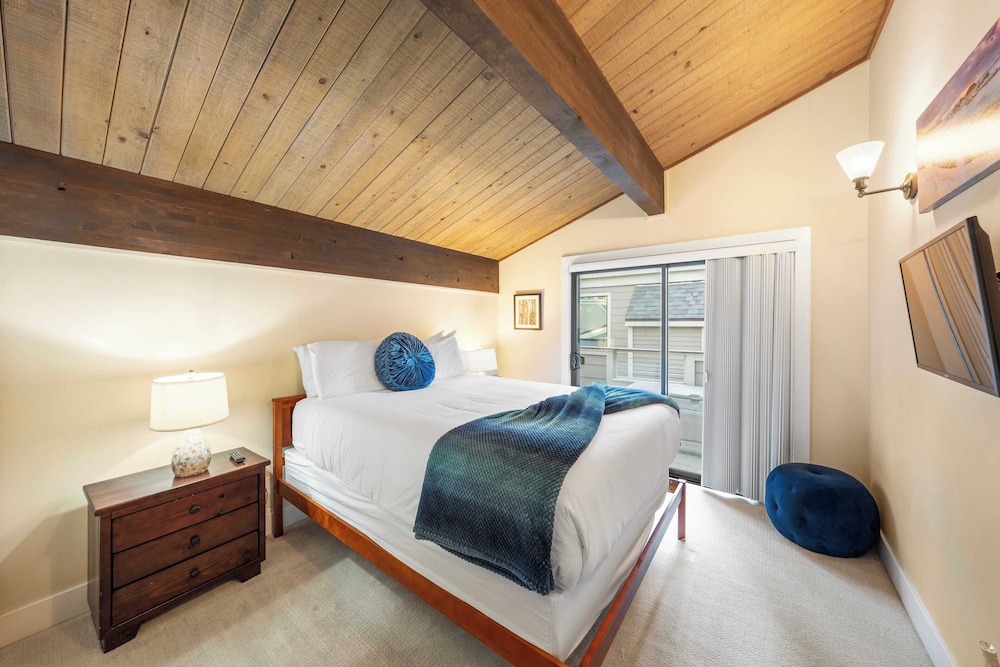 Near Ski, Beach, & Hiking Trails + Clubhouse Pool & Hot Tub Access Juanita Blue by Avantstay