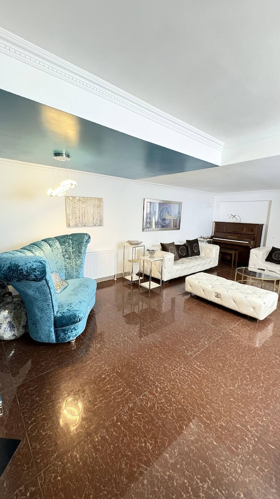 Luxurious West London Retreat With Hot Tubs & Easy Access to Central London