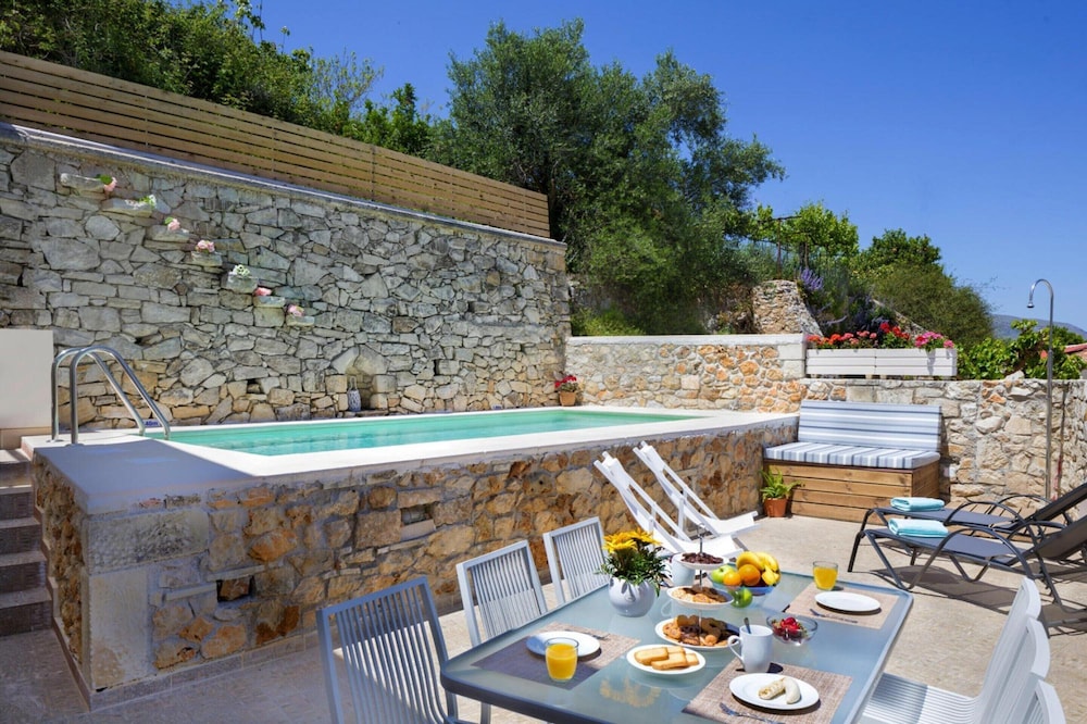 Cozy Holiday Home With Pool and Whirlpool in Maheri