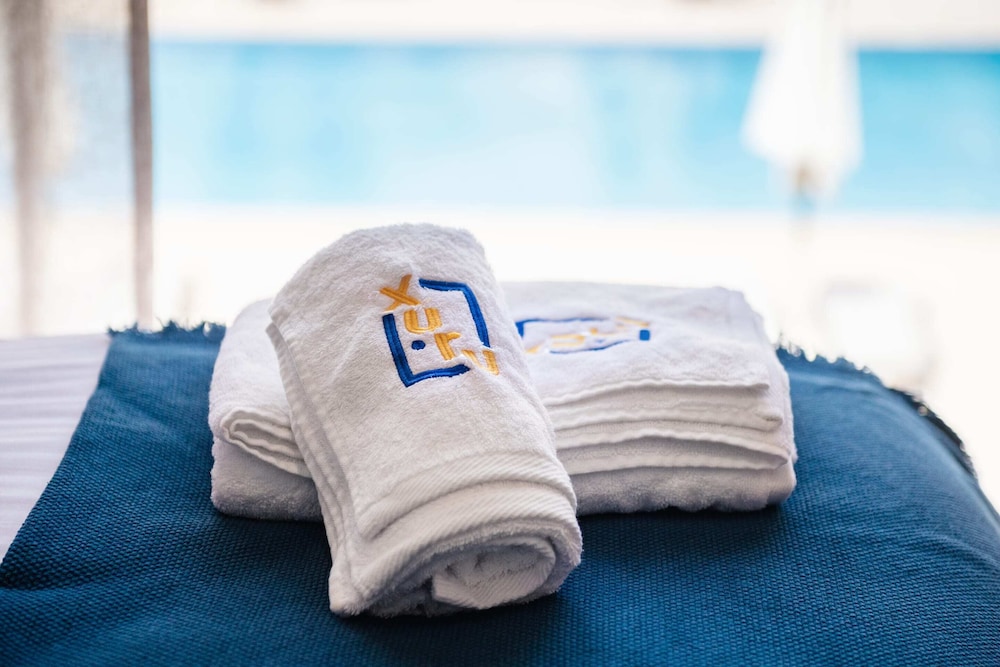 Xuru Stays I Exotic 1bdr w/ Outdoor Terrace Pool & Beach Access