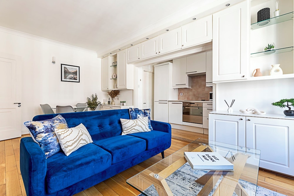 Modern 2 Bedroom Flat Near Queensway