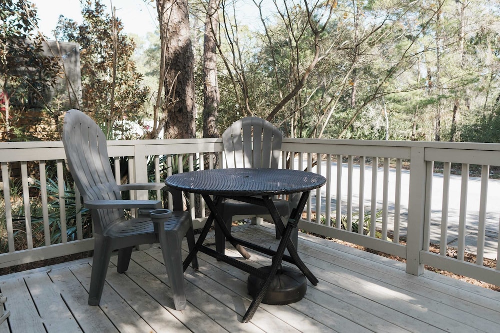 5 Mins to Beach, Shared Pool, Covered Deck, Bikes Heron Cottage by Avantstay