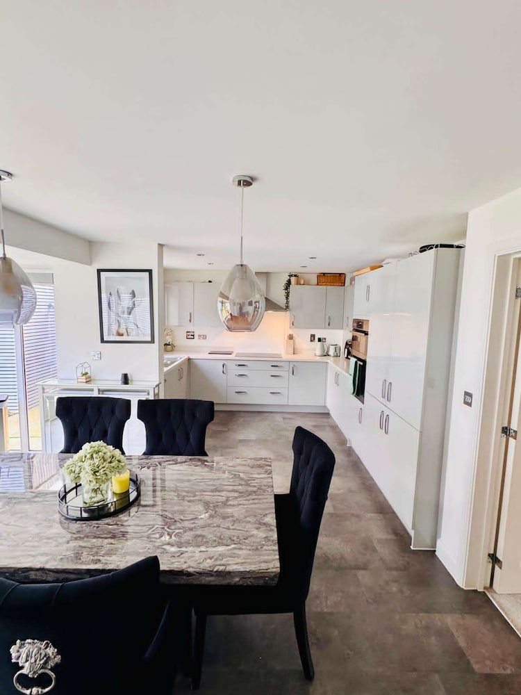Luxurious Majestic 4 Bedroom- Free Parking