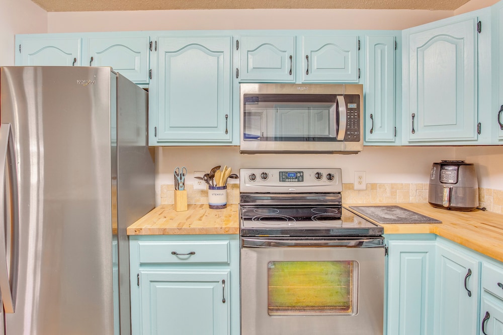 3 Mi to Ocean: Home w/ Deck in Little River!