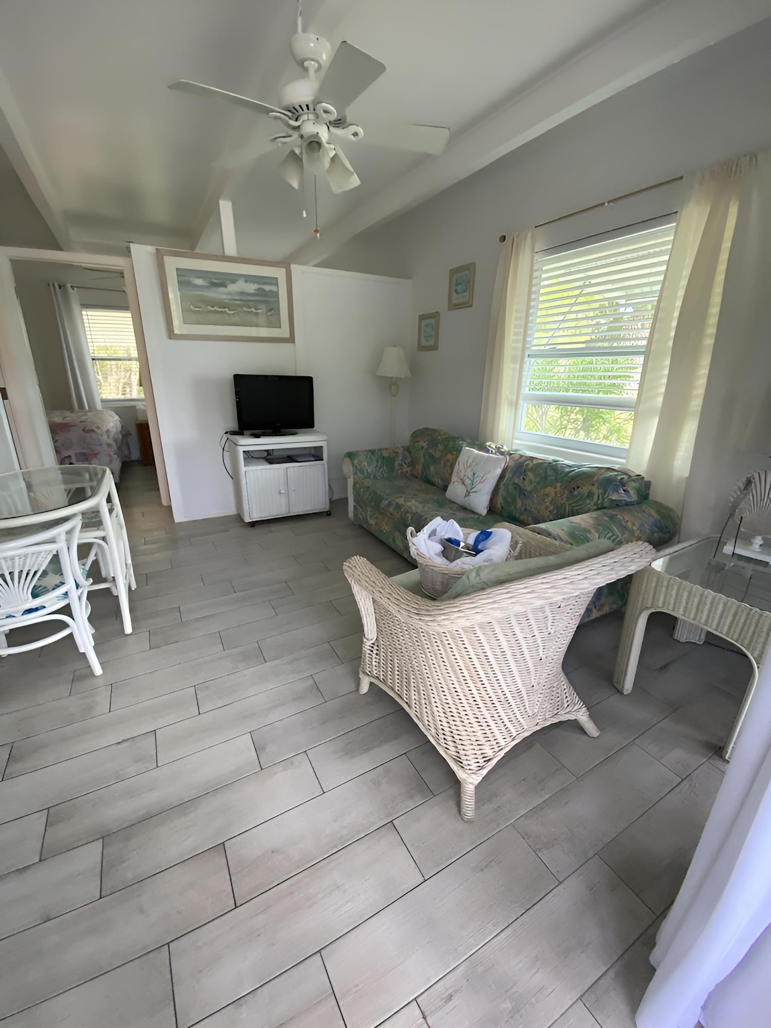 Tropical Winds Motel & Cottages