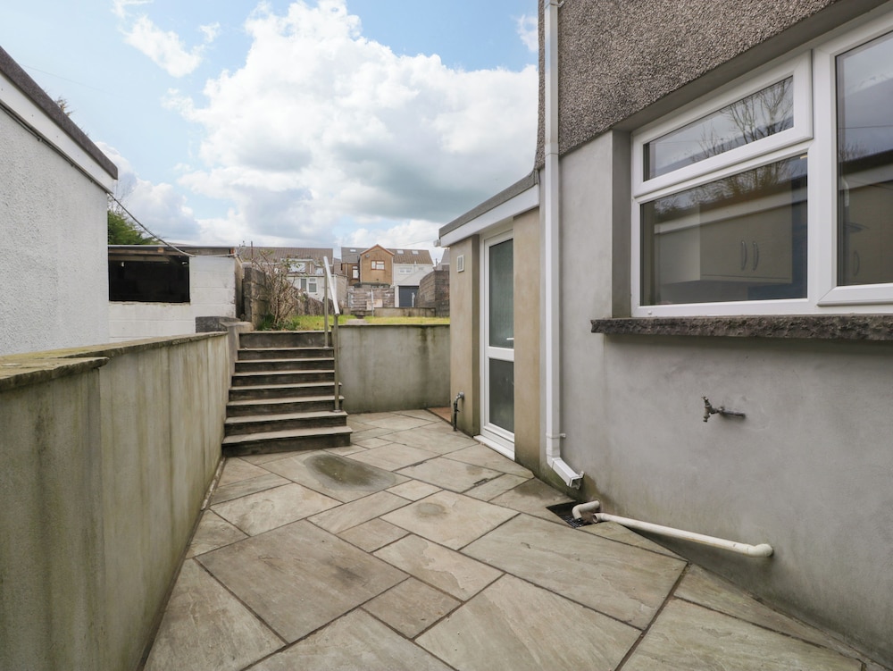 32 Bridgend Road