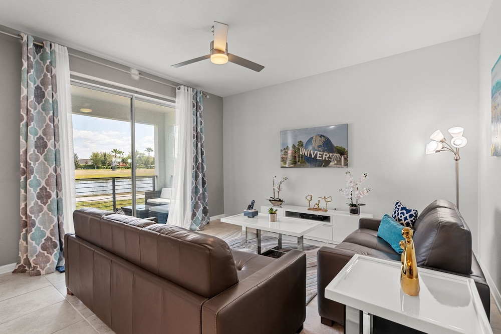 Cozy Stylish 2BR Condo Prime Storey Lake Spot