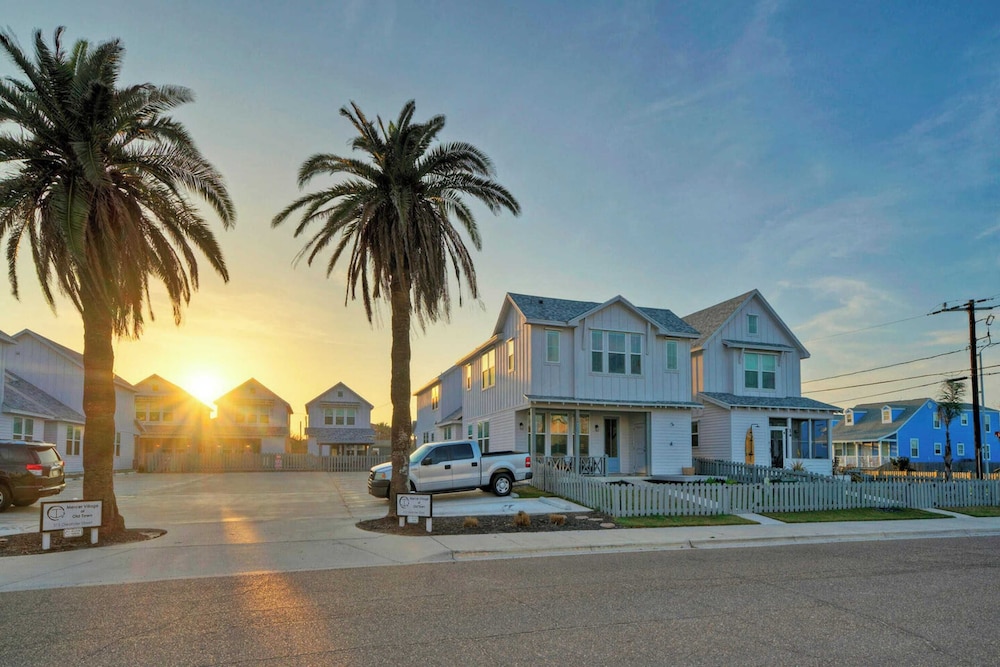 Sleeps 20 2 Homes in Mercer Village w/ Pool Heart of Old Town, Walkable