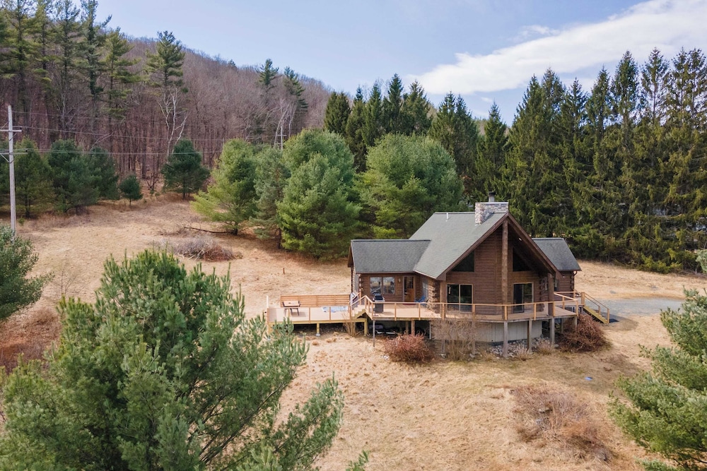 Secluded w/ Deck Views, Hot Tub, & Ping Pong Hudson in the Berks by Avantstay