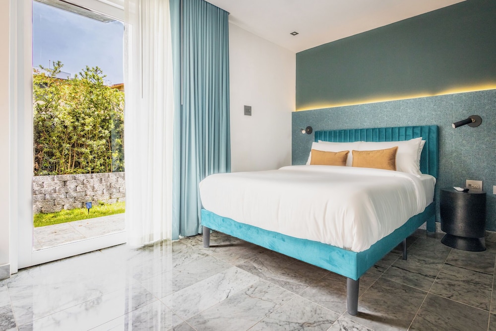 LaDiana QuenRoom Pool ResortVibe NearBch