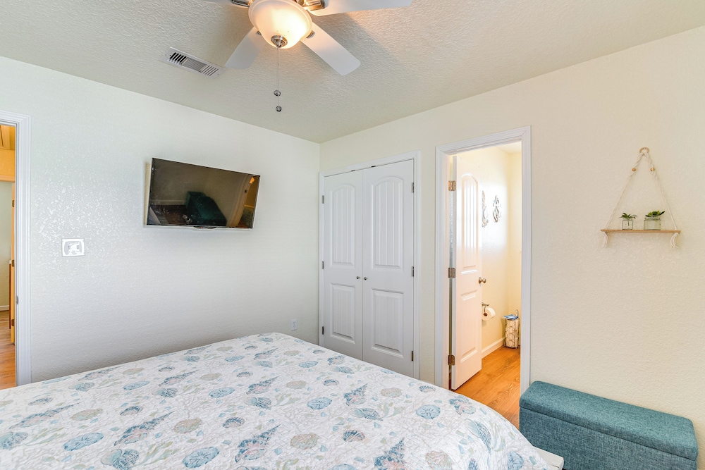 Walk to Beach: Gulf-view Home in Surfside Beach!