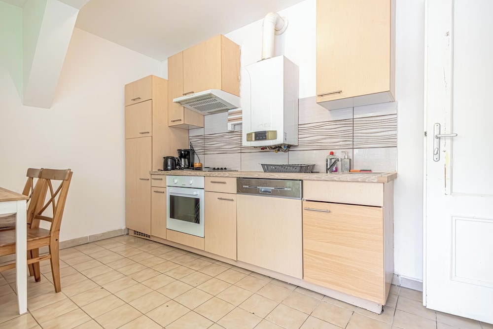 Stylish 3BR Apt With Balcony City Center