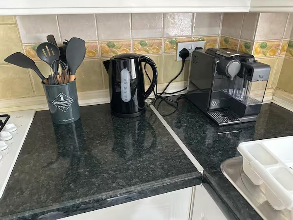 3-bed City Retreat - Sleeps 7, Garden & Parking