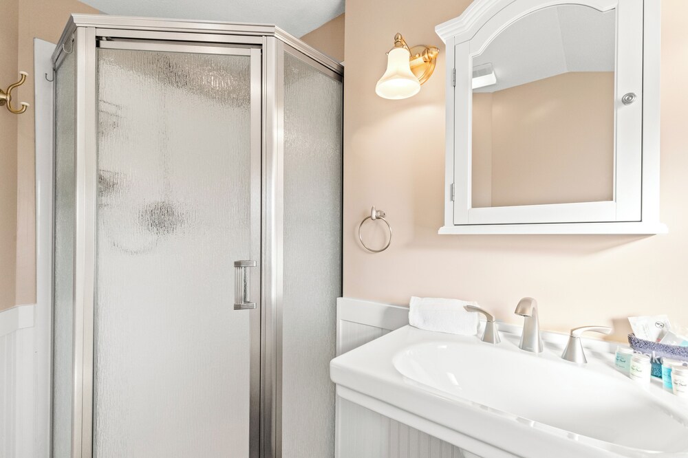 Just Beachy 3BR Dog-friendly Townhouse Near Beaches & Attractions!