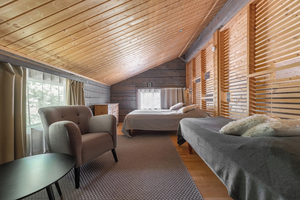Scenic Lakeside Cabin in Tahko - Hot Tub