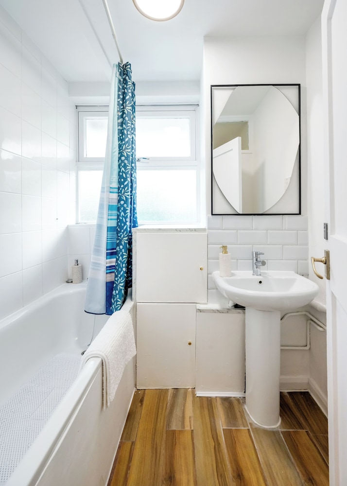 Cozy 2 bedroom flat- Heart of Victoria