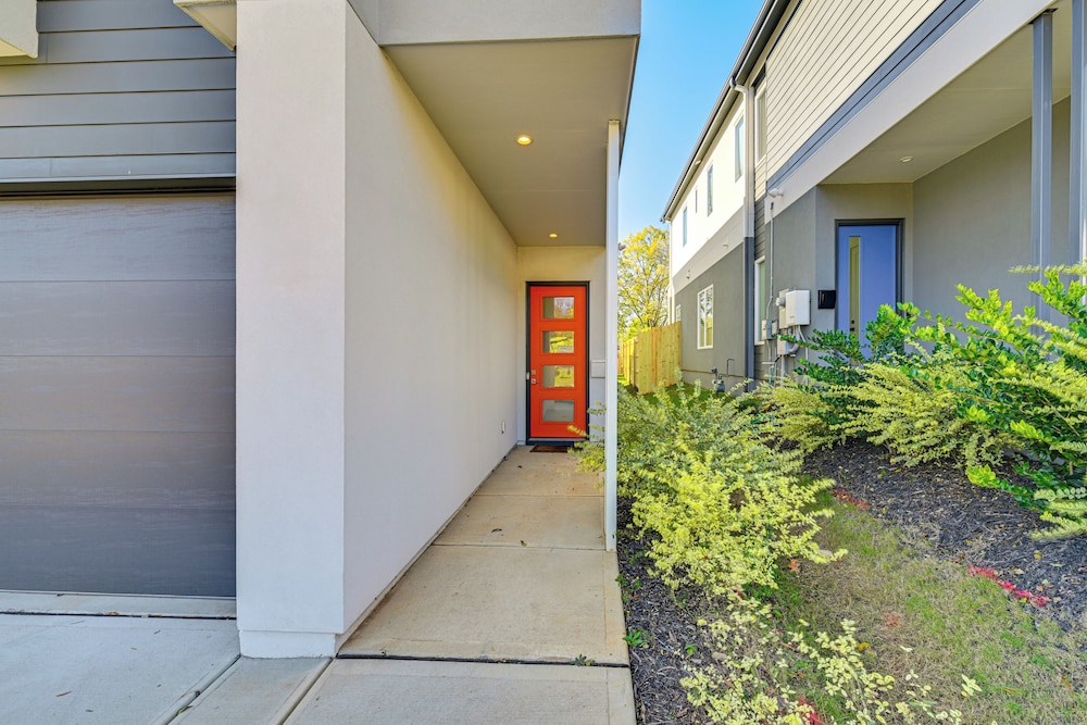 2 Mi to Bank of America Stadium: Townhome w/ Patio