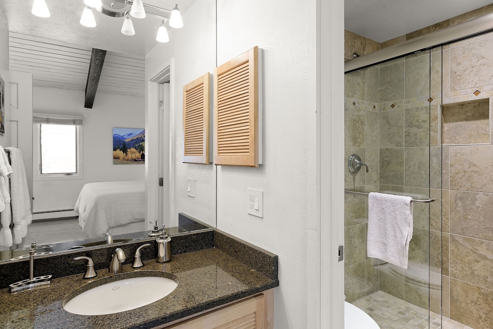 Snowmass 2BR Loft Retreat Deck, Fireplace & Views - 21E