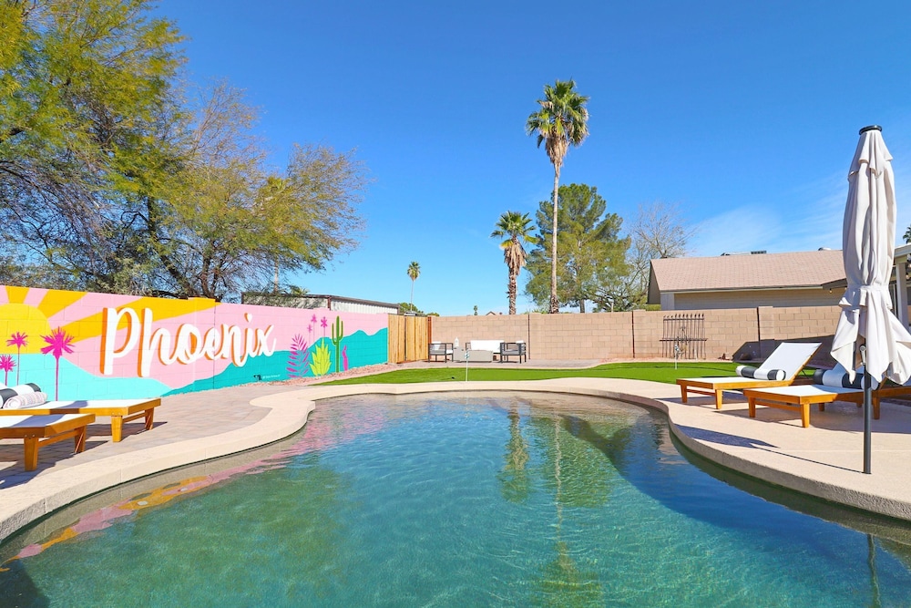 Karen in Phoenix With 4 Bedrooms and 2 Bathrooms