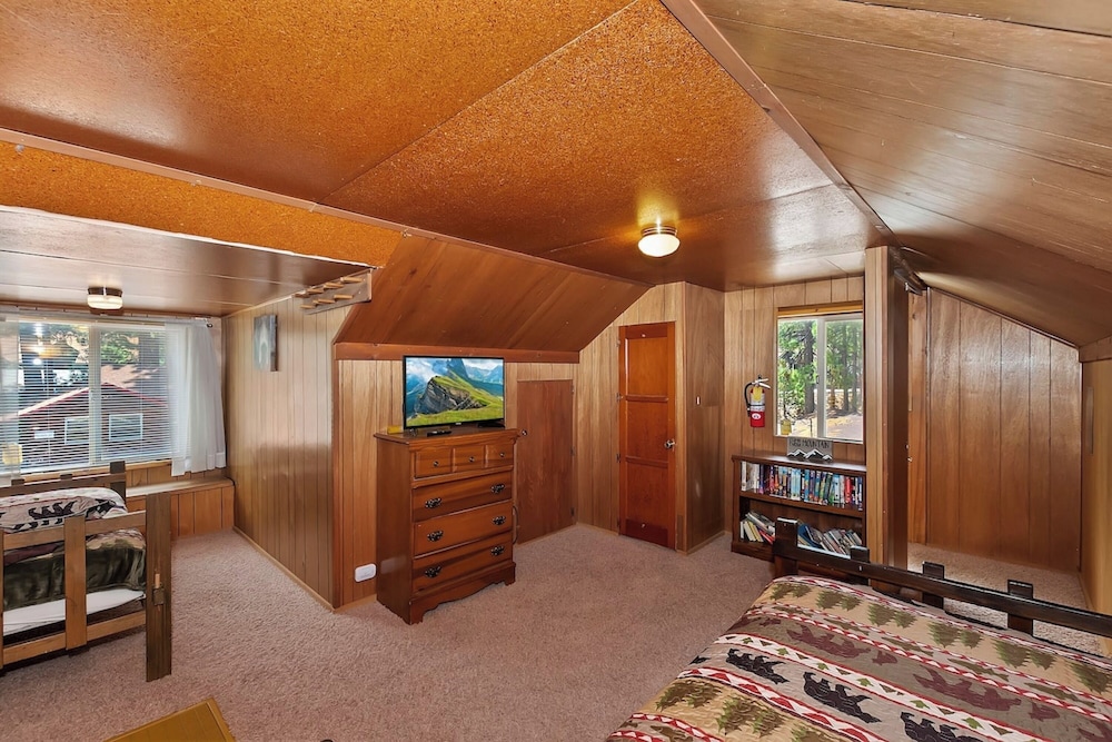 Sunshine Cabin Cozy 2-Story Getaway