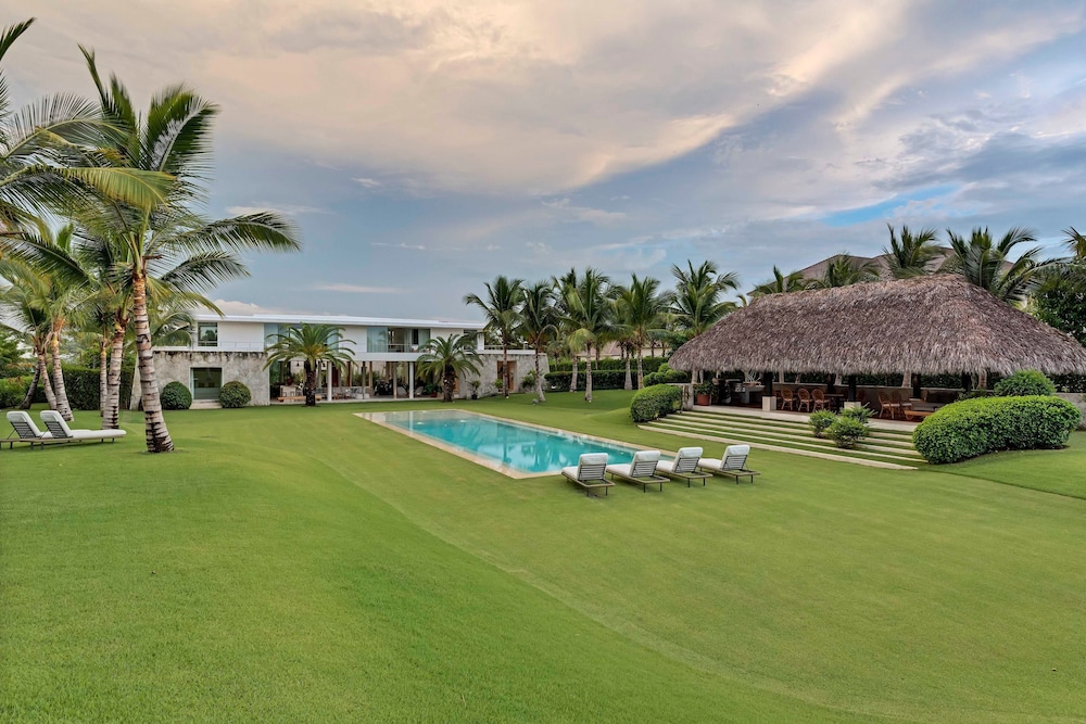 Magnificent 5BR Modern Tropical Villa With Pool