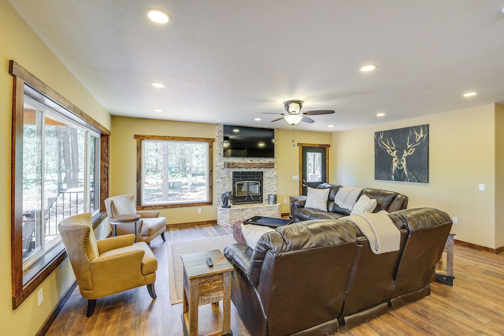 Black Hills Vacation Lodge: Deck & Fire Pit!