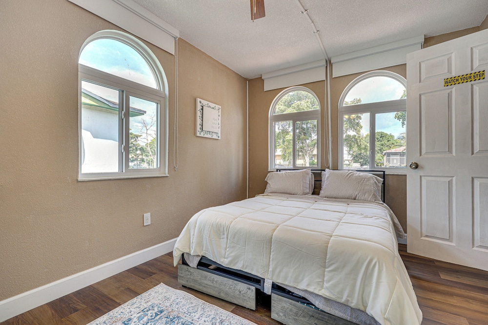 11 Mi to South Beach: Home w/ Screened Porch!