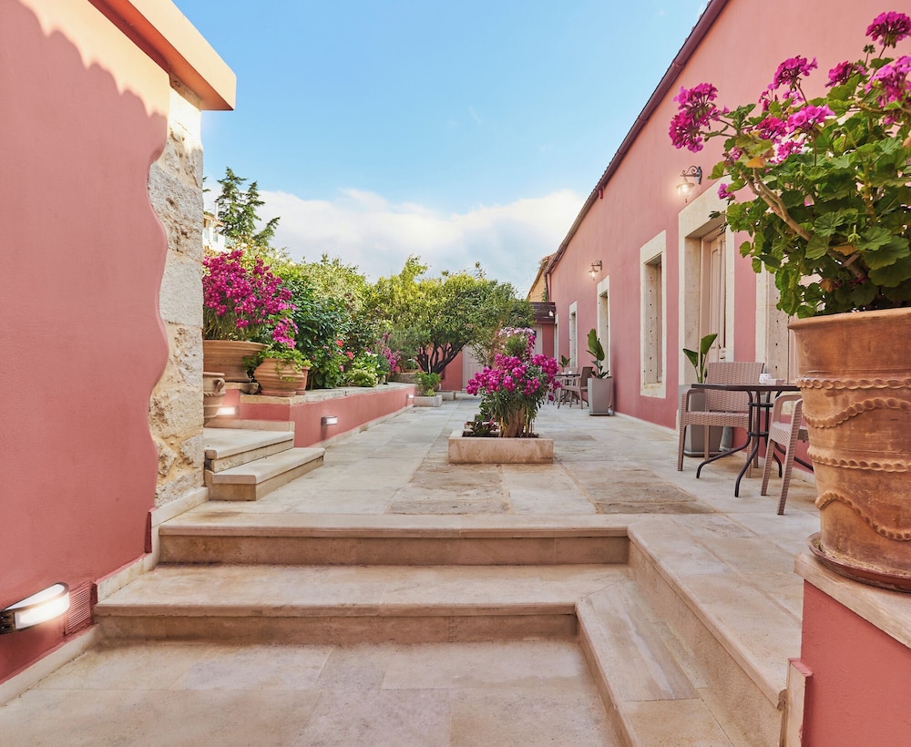 Arhontiko Arhanes Suites