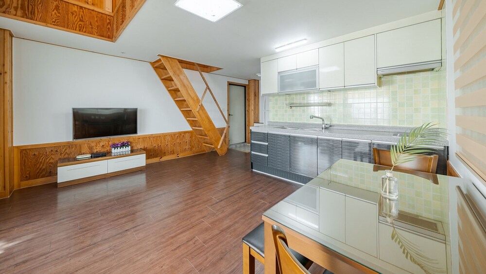 Yeongheungdo Rainbow Ocean View Pension