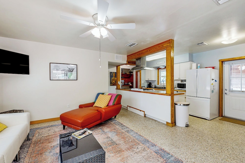 3BR Dog-friendly Home w/ Pool, Fireplace, W/d, A/C