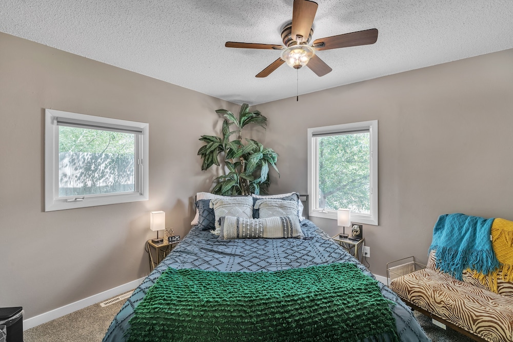 The Alpine Rose - Peaceful Retreat With Hot Tub 3 Bedroom Home view 3
