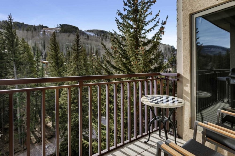 Centrally Located 3 BR in Lionshead Village w/ Pool, Walk to Lift!