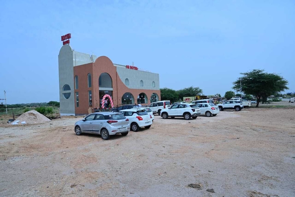 SR Hotel Restaurant & Cafe