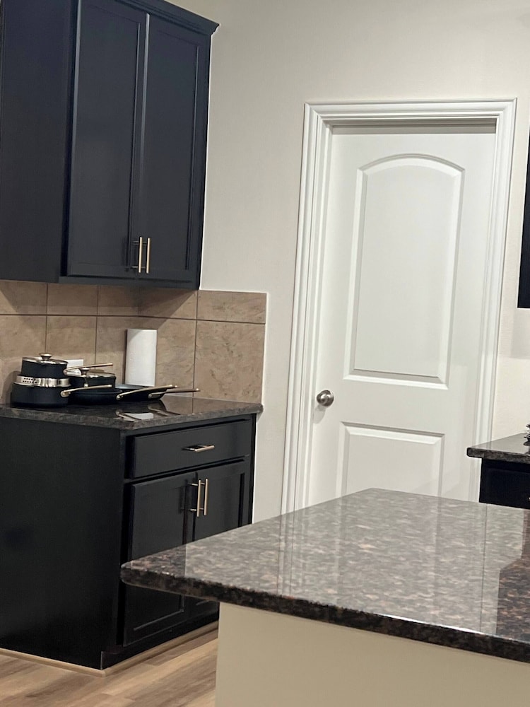 Balmoral Lakeside 5br 4ba House