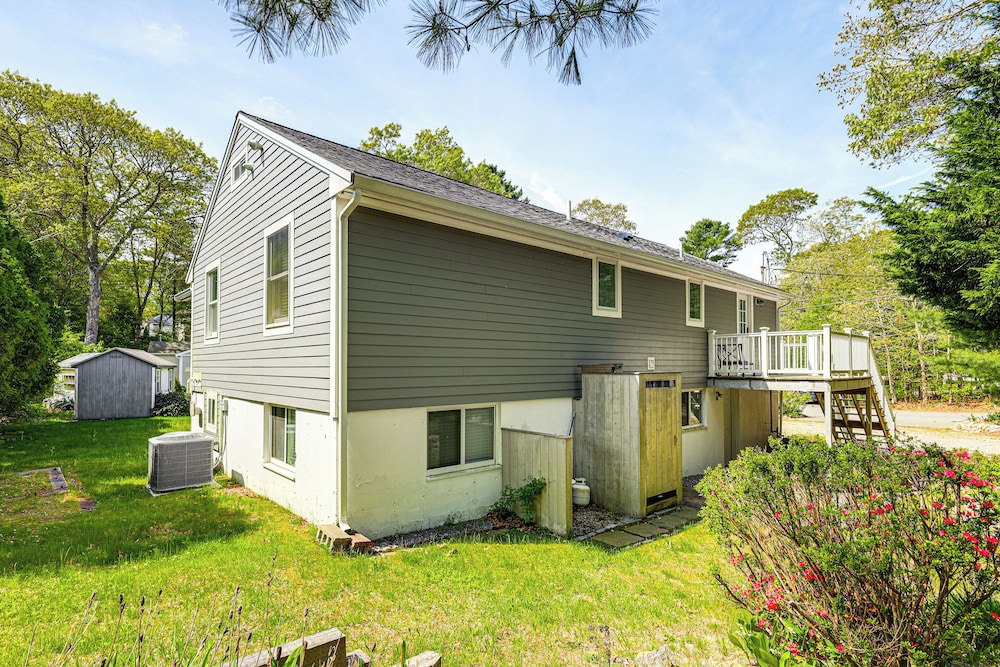 3 Mi to Mashpee Commons: Family Home w/ Fireplace