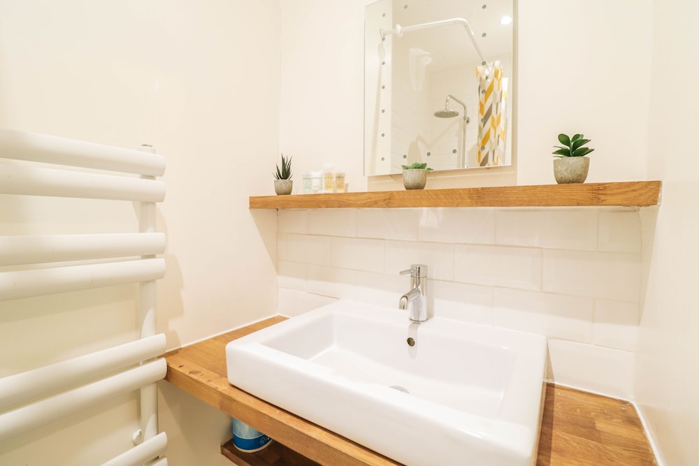 Right by Oval Station - 2 bed Flat Free Wifi