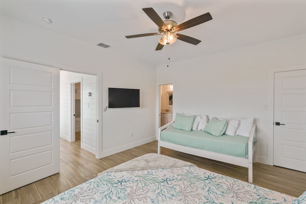 Chancla - Pet Friendly! Community Pool!