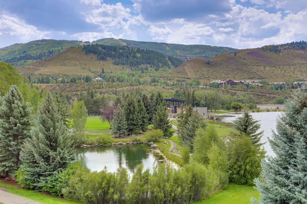 Sauna & Ski Shuttle Access: Mtn-view Condo in Avon