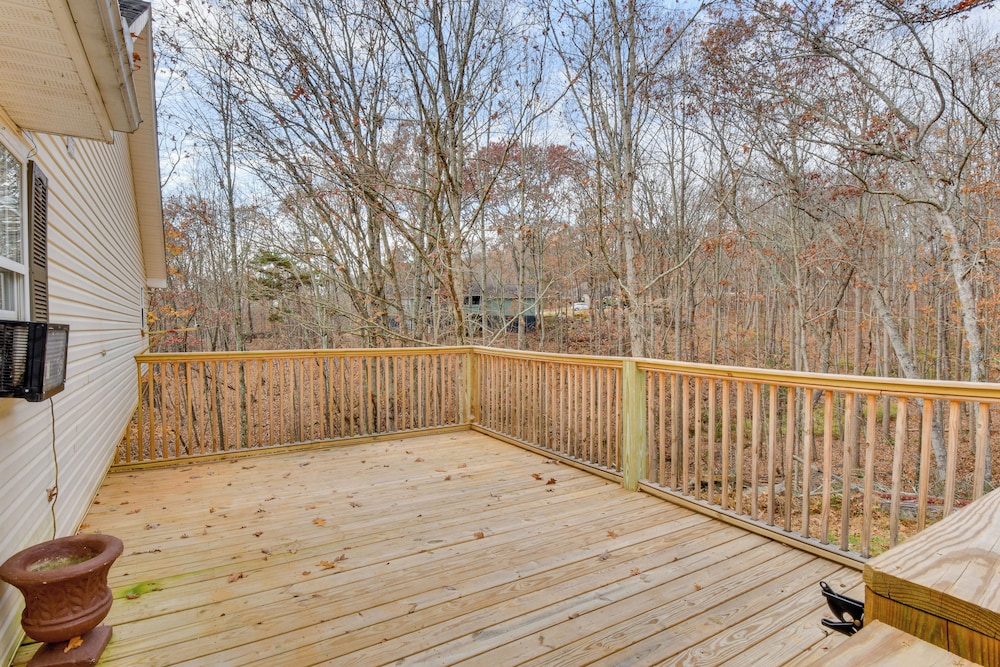 Hike & Sip in North Georgia: Apartment w/ Deck
