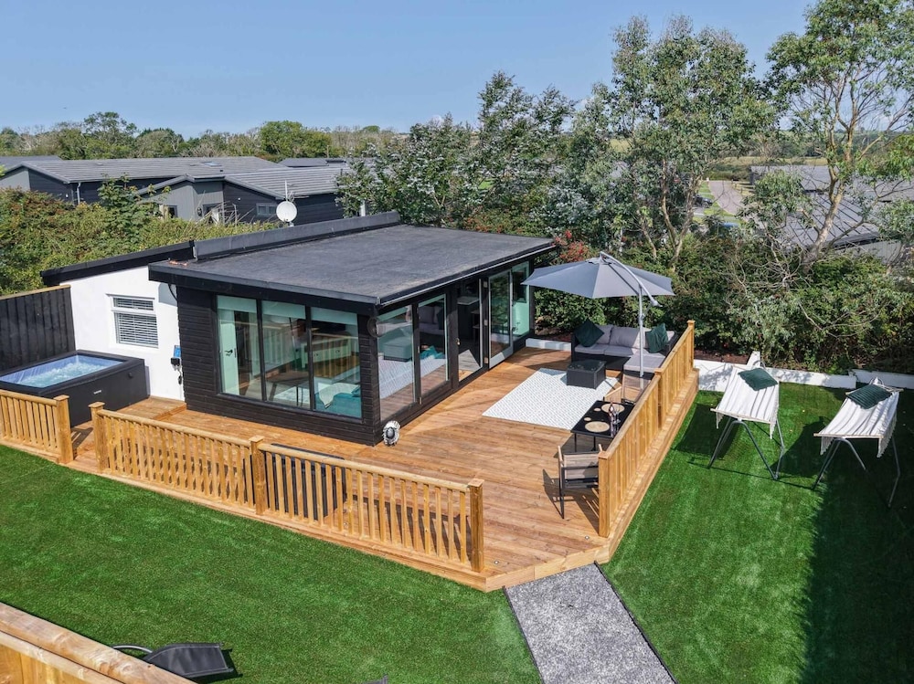 Cedars Lodge - Hot Tub - Penally - Tenby