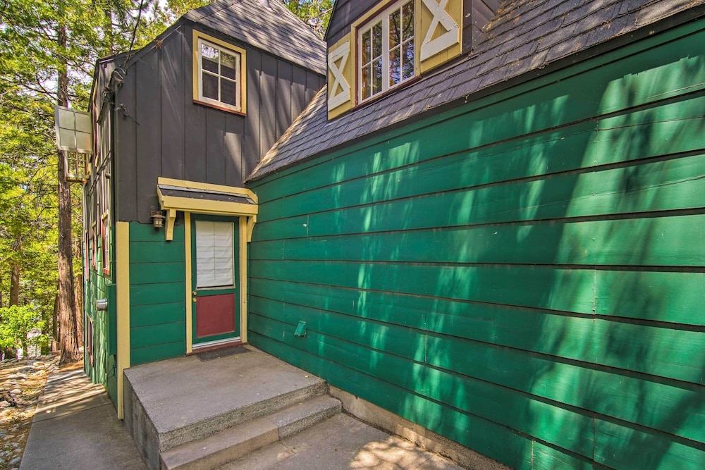Vintage Lake Arrowhead Cabin - Walk to Lake! view 4