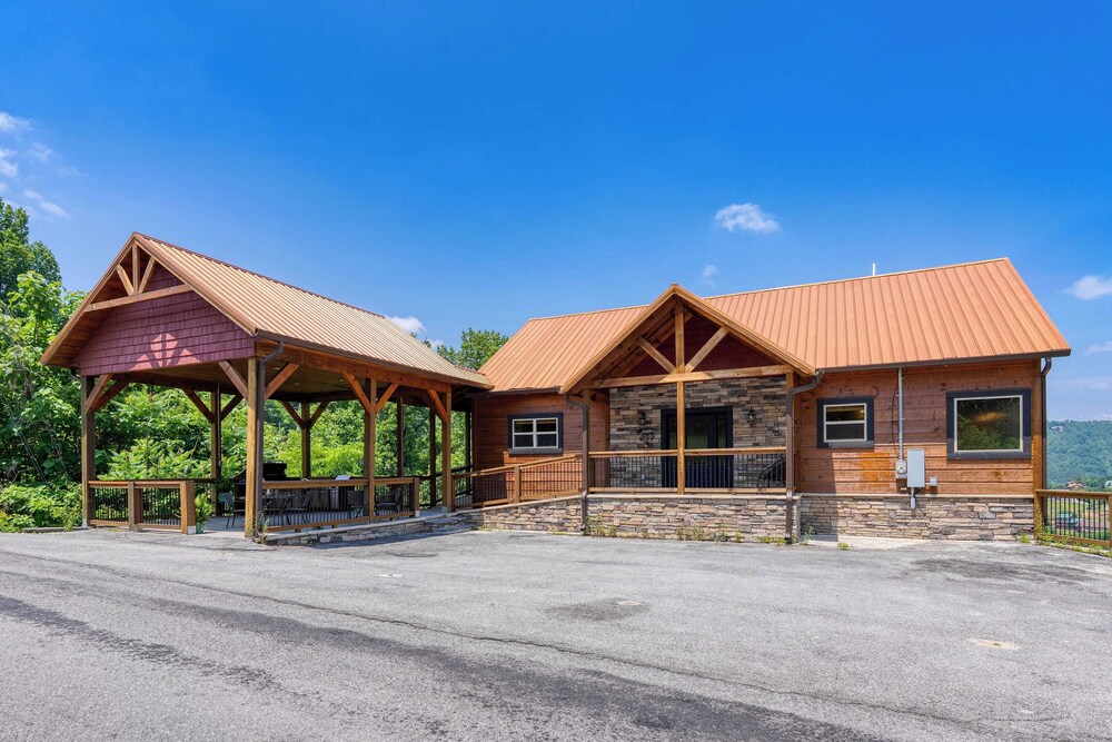 Evergreen Echo by Avantstay Cabin w/ Mountain Views, Theater, Game Room, and Hot Tub